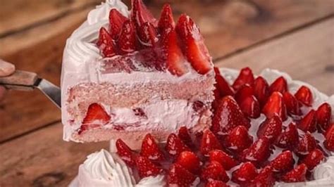 Baguio's Vizco's strawberry shortcake available for delivery.